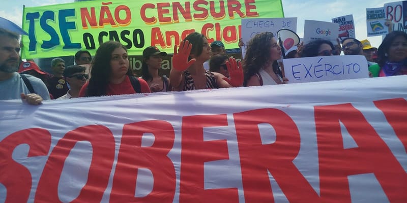 Manifestantes seguram faixa verde com a frase TSE não censure o caso Ana Clara e cartazes, em protesto em Brasília