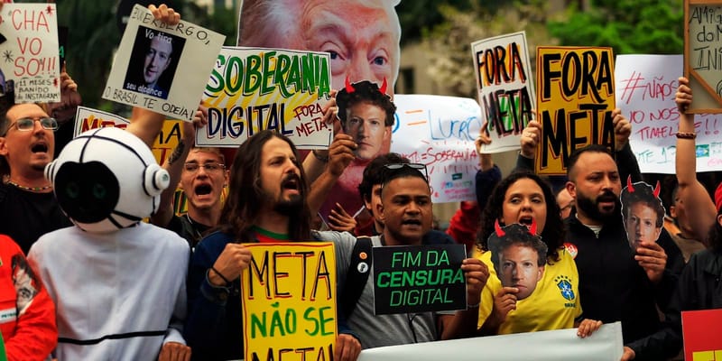Manifestantes erguem cartazes com os dizeres Fora Meta, Soberania digital e Fim da censura digital durante ato em São Paulo