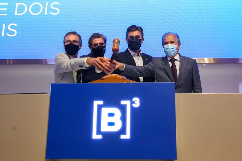 Executivos batem o martelo atrás do púlpito com o logotipo da B3, a bolsa de valores brasileira, em São Paulo
