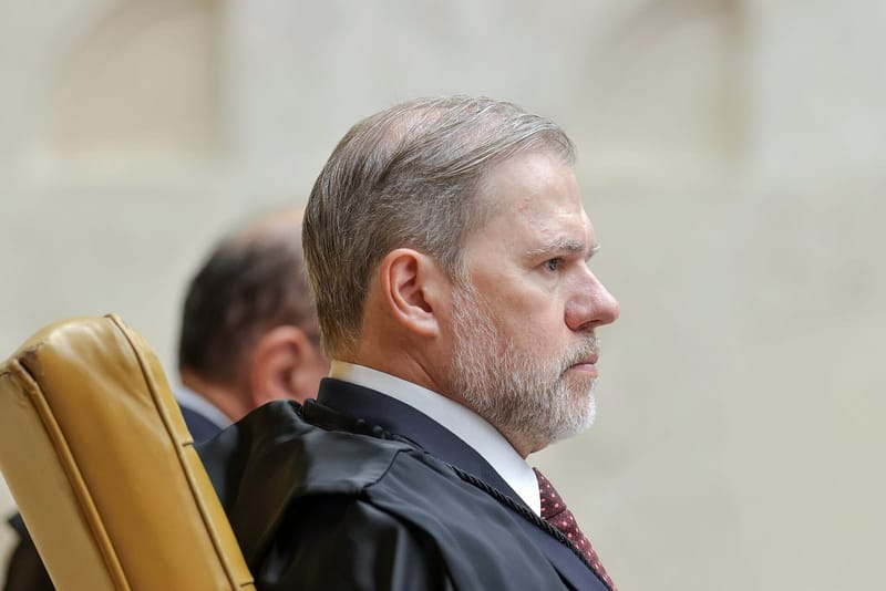 Dias Toffoli, de toga, sentado em sessão plenária do Supremo Tribunal Federal, visto de perfil