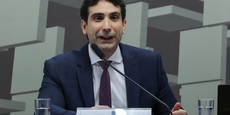 Gabriel Galípolo, de terno azul-marinho e gravata listrada, fala ao microfone numa comissão do Senado