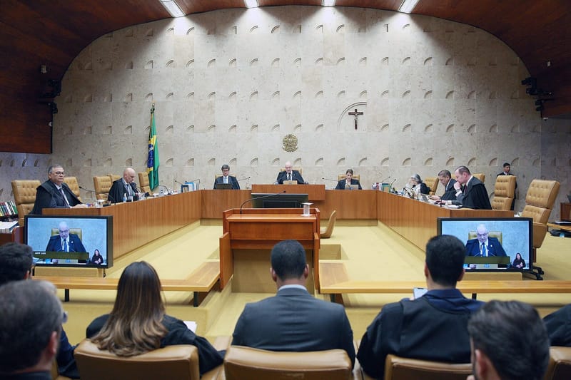 Plenário do Supremo Tribunal Federal durante sessão, com ministros à mesa e advogados em primeiro plano