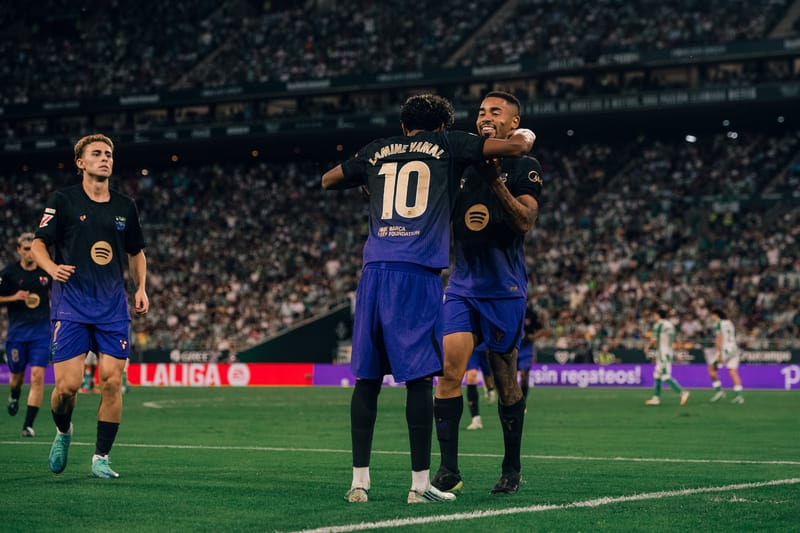 Gabriel Jesus sorri e abraça Lamine Yamal, de costas com a camisa 10, na comemoração de gol do Barcelona em La Cartuja