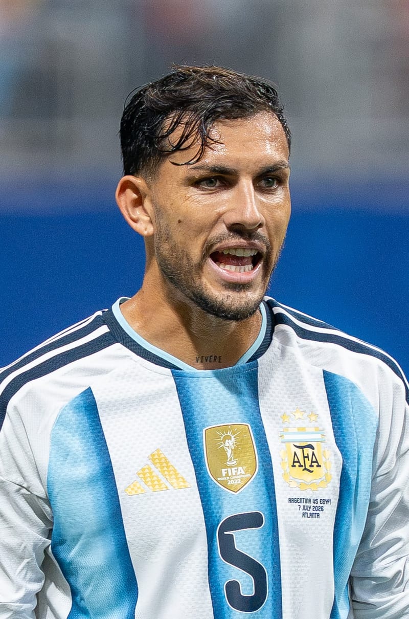 O meio-campista Leandro Paredes, de camisa branca e azul-clara da seleção argentina, grita durante uma partida