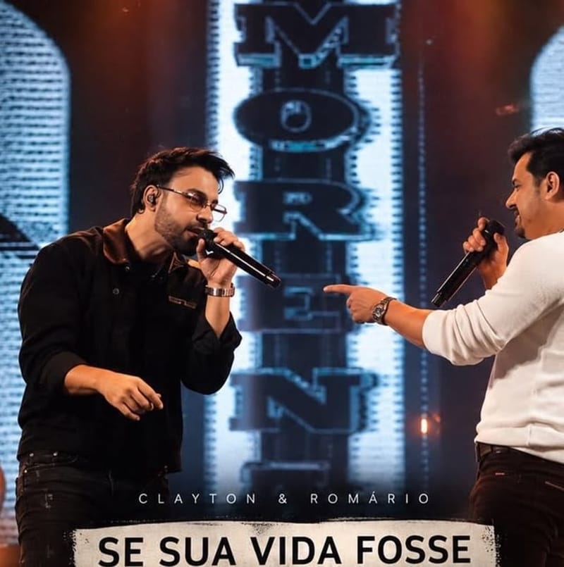Clayton e Romário cantam no palco durante show da dupla