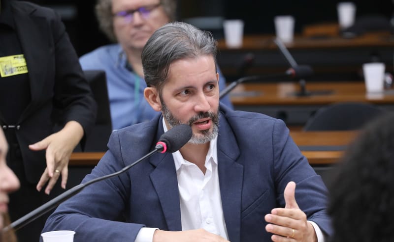 Leandro Grass, de barba grisalha e paletó azul, fala ao microfone em audiência pública na Câmara dos Deputados