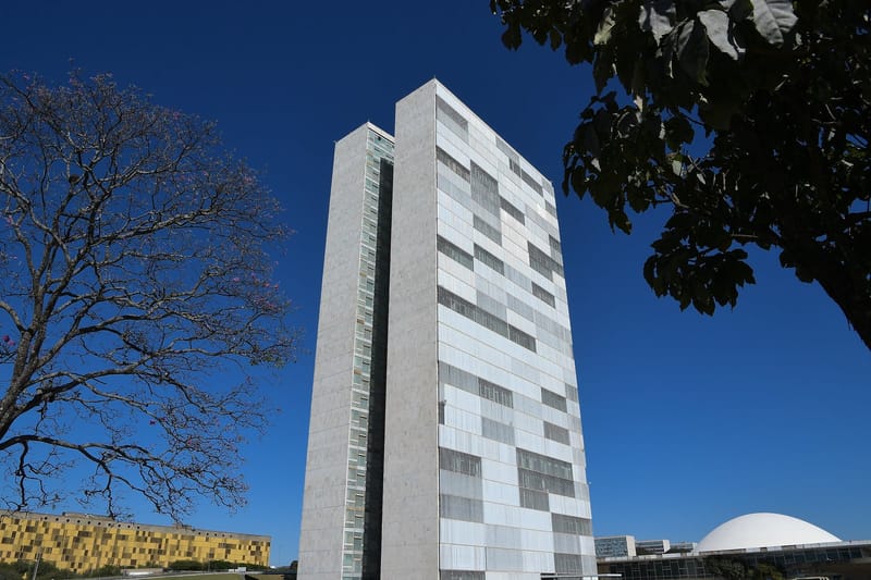 Torres do Anexo do Congresso Nacional sob céu azul, com a cúpula do Senado ao fundo, em Brasília