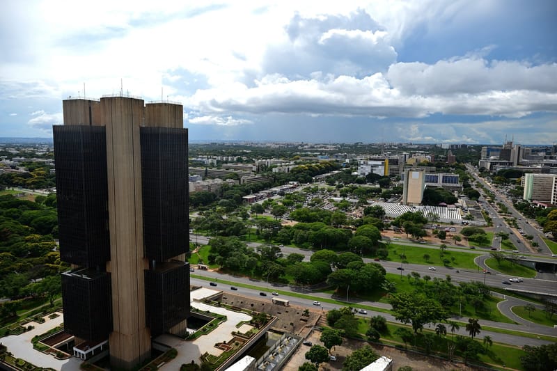 Vista aérea das torres pretas da sede do Banco Central, em Brasília, com o Eixo Monumental ao fundo