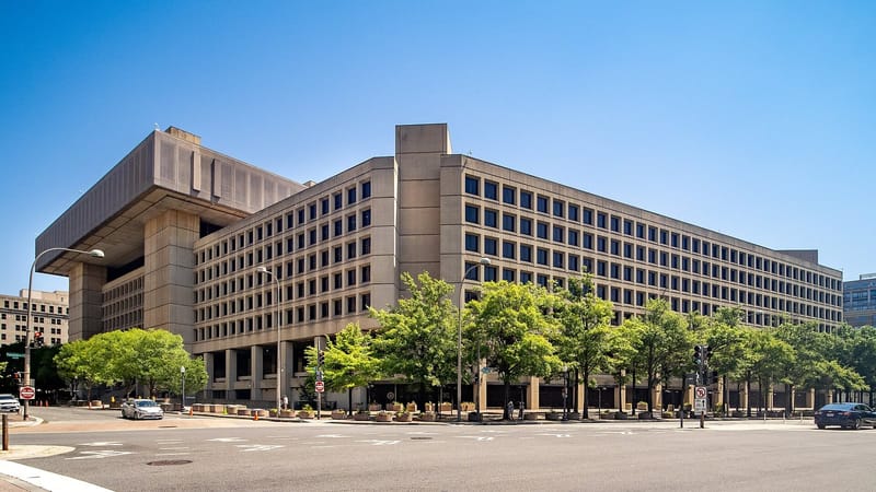 Fachada do edifício J. Edgar Hoover, sede do FBI, em Washington, sob céu azul