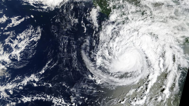 Imagem de satélite mostra o furacão Trudy, uma grande espiral de nuvens brancas sobre o oceano Pacífico, ao sul da costa oeste do México
