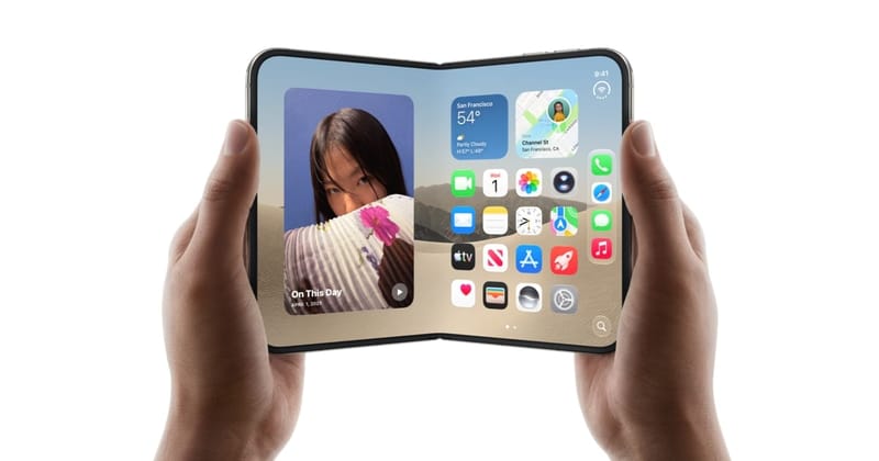 Duas mãos seguram o iPhone Duo aberto na horizontal, com a tela interna dobrável exibindo ícones de aplicativos e uma foto