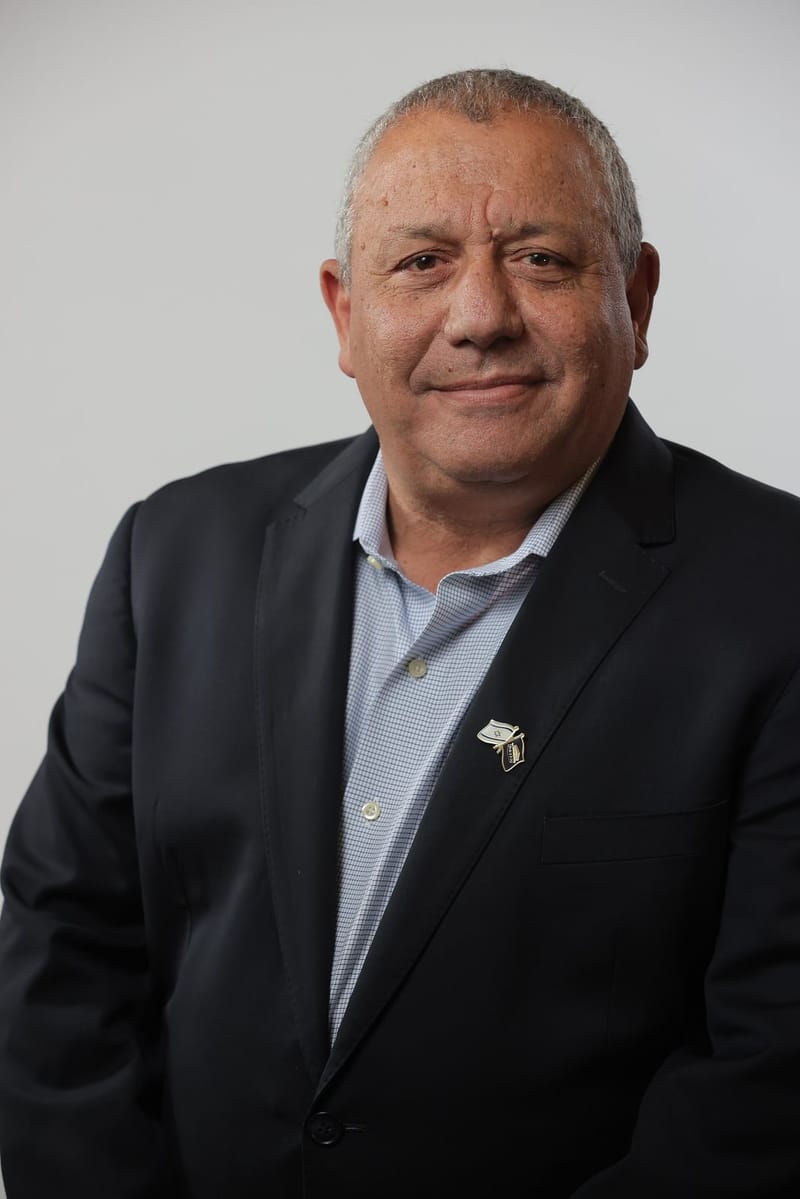 Gadi Eisenkot, de blazer escuro e camisa clara, em retrato de frente diante de fundo cinza