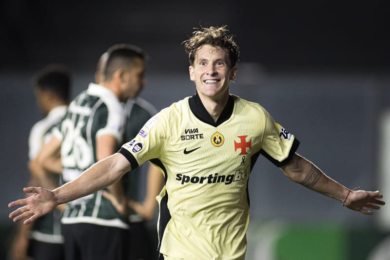 Colidio, do Vasco, de camisa amarelo-clara, sorri e abre os braços ao comemorar gol, com jogadores do Coritiba ao fundo