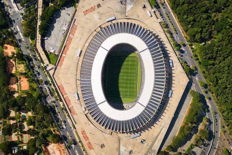 Vista aérea do estádio Mineirão, em Belo Horizonte, com o gramado verde no centro e a cobertura branca ao redor