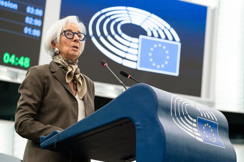 Christine Lagarde, de óculos, cabelo branco e lenço estampado, discursa na tribuna do Parlamento Europeu