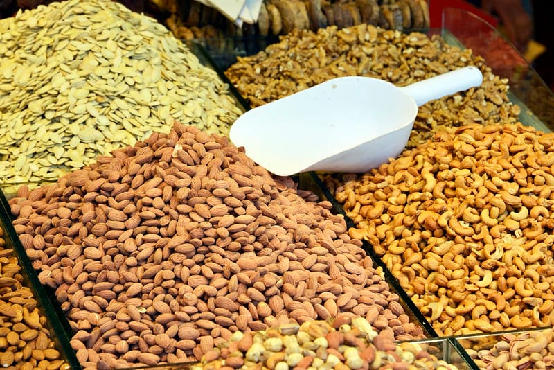 Amêndoas, castanhas e sementes de abóbora à venda em um mercado