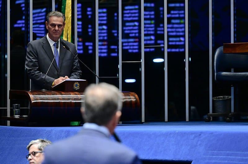 O relator, senador Carlos Fávaro, na tribuna do plenário do Senado durante a votação do projeto do MEI