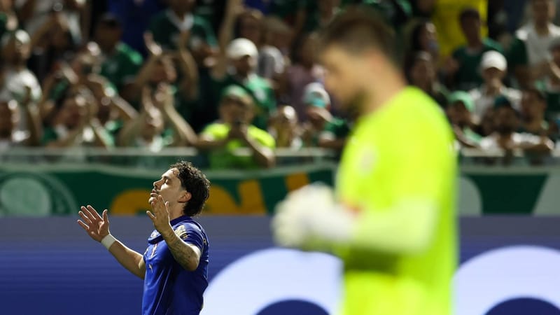 Maurício, de camisa azul do Palmeiras, comemora o gol de braços abertos, com o goleiro rival desfocado à frente