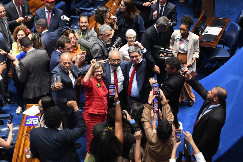 Senadores e assessores comemoram em pé no plenário do Senado, com celulares erguidos, após a votação da PEC que acaba com a escala 6x1