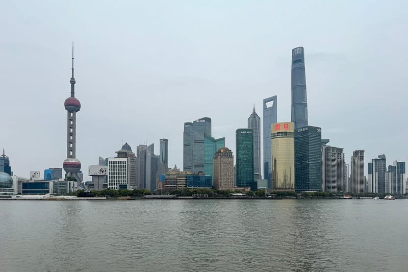 Prédios do distrito financeiro de Pudong, em Xangai, vistos do outro lado do rio, em dia nublado