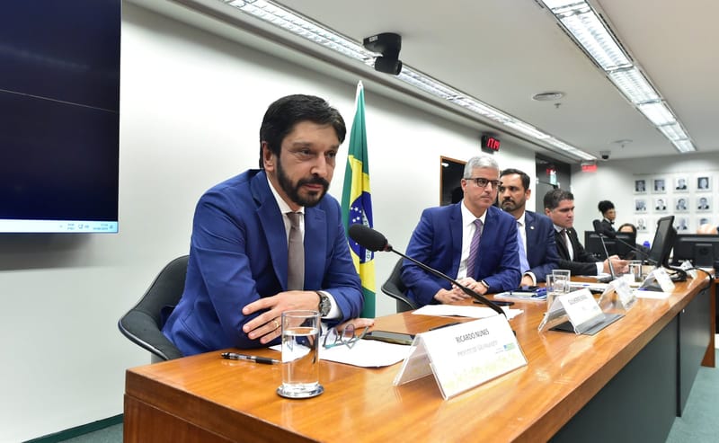 Ricardo Nunes, prefeito de São Paulo, sentado à mesa em audiência pública da Câmara dos Deputados sobre a Enel
