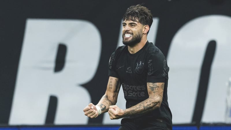 Yuri Alberto, de uniforme preto do Corinthians, cerra os punhos e grita em comemoração de gol