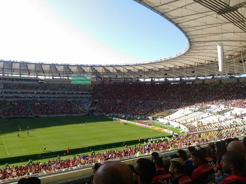 Vista do Maracanã com as arquibancadas lotadas de torcedores do Flamengo e o gramado verde ao fundo
