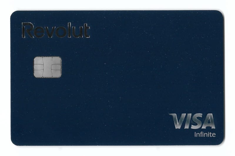 Cartão azul-escuro da Revolut com chip e bandeira Visa Infinite