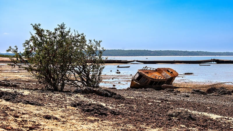 Barco encalhado na margem seca do rio Tapajós, na praia do Maracanã, em Santarém, durante a seca de 2023
