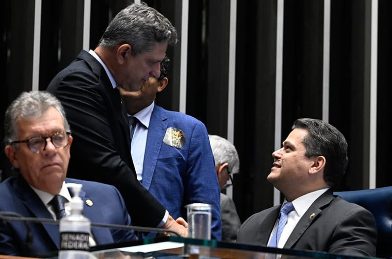 Relator da PEC na CCJ, Rogério Carvalho cumprimenta o presidente do Senado, Davi Alcolumbre, no plenário