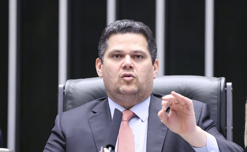 Davi Alcolumbre, de terno cinza e gravata rosa, fala ao microfone na mesa de uma sessão do Congresso Nacional