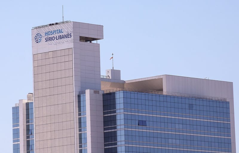 Torre do Hospital Sírio-Libanês, em São Paulo, com o letreiro da instituição no alto, sob céu azul
