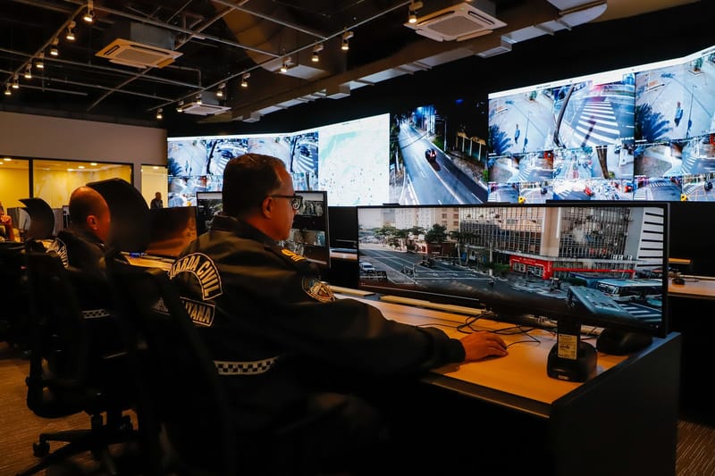 Agentes da Guarda Civil Metropolitana acompanham imagens de câmeras de rua em telões na central do Smart Sampa