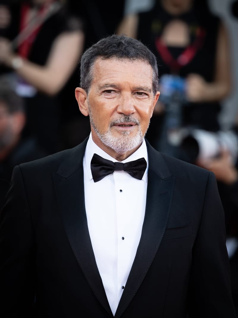 Antonio Banderas, de smoking e gravata-borboleta preta, olha para a câmera em um evento de gala