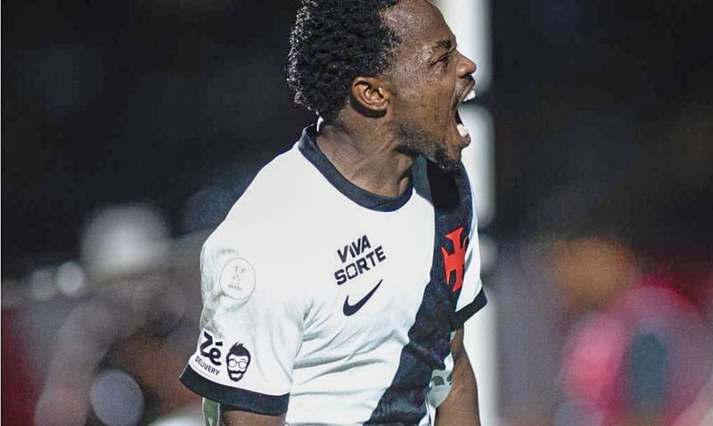Jogador do Vasco, de camisa branca com a faixa diagonal preta e a cruz de malta, grita ao comemorar gol em jogo da Copa do Brasil de 2026