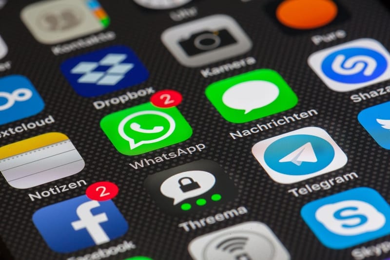 Tela de celular com ícones de aplicativos de mensagem, entre eles o do WhatsApp com duas notificações