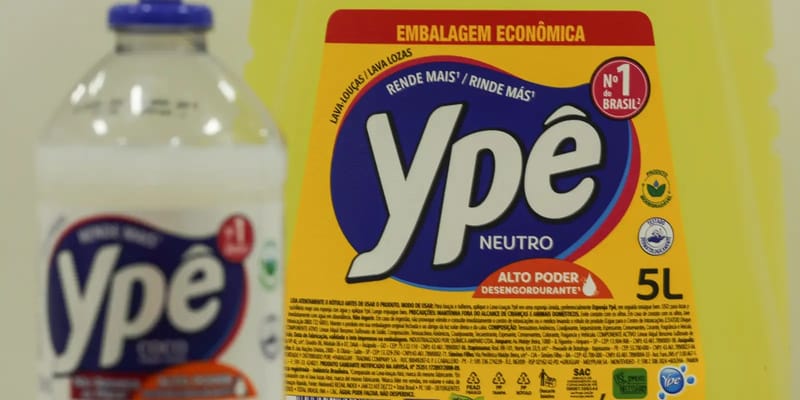 Frascos de detergente Ypê neutro, um deles na embalagem econômica de 5 litros