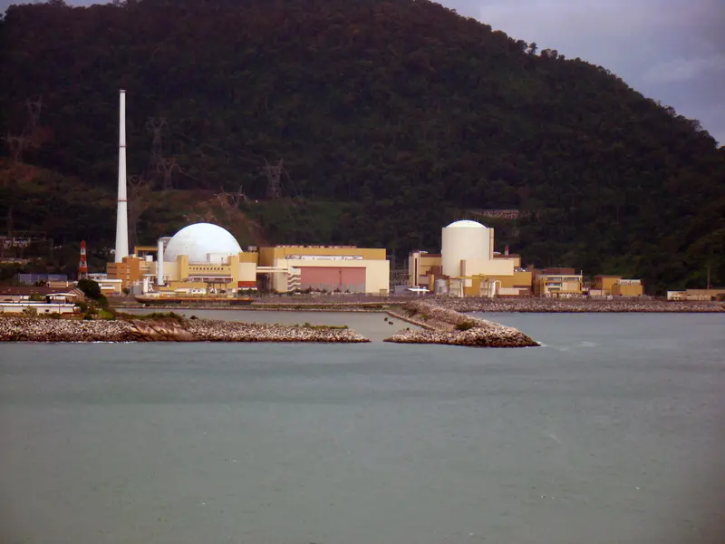 Usinas da Central Nuclear de Angra dos Reis à beira-mar, com morro ao fundo