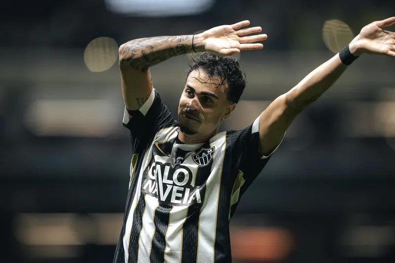 Jogador do Atlético-MG comemora gol com os braços erguidos na Arena MRV, na vitória por 3 a 0 sobre o City Torque