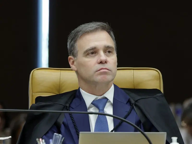 O ministro André Mendonça, de toga, sentado na cadeira da bancada do plenário do Supremo Tribunal Federal