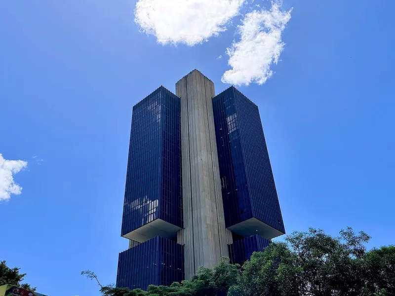 Torres da sede do Banco Central, em Brasília, vistas de baixo contra o céu azul