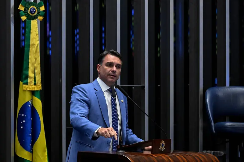 Flávio Bolsonaro, de terno azul, discursa na tribuna do plenário do Senado
