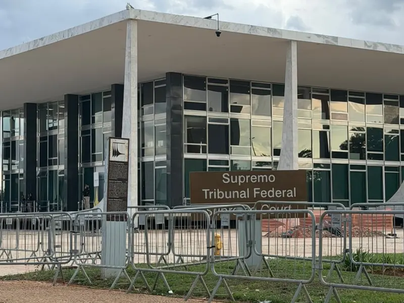 Fachada do Supremo Tribunal Federal, em Brasília, com a placa do tribunal e grades de proteção à frente