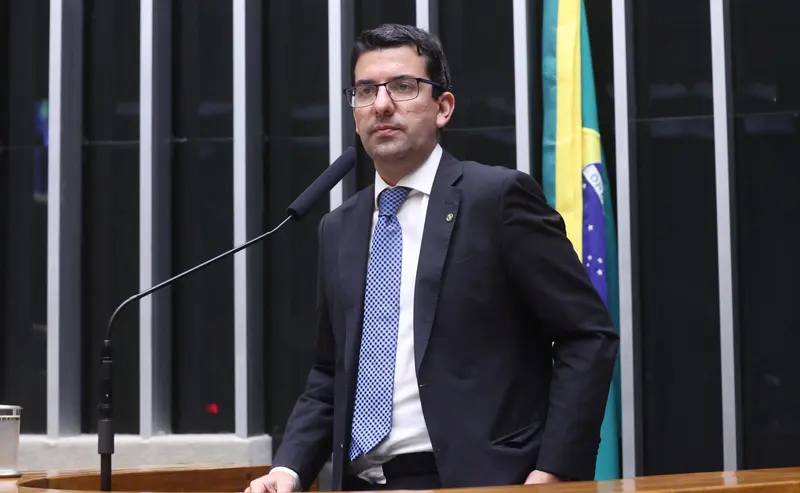 Deputado Marcelo Queiroz, relator do projeto, na tribuna do plenário da Câmara
