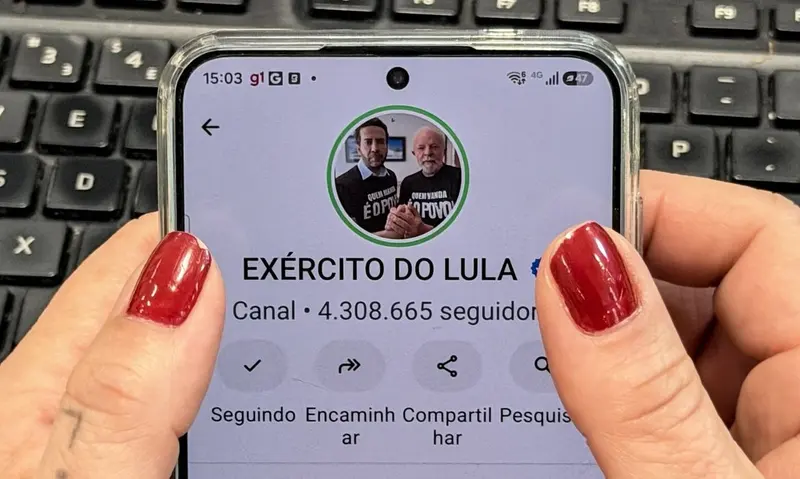 Mãos seguram celular com a página do canal Exército do Lula no WhatsApp, com 4,3 milhões de seguidores