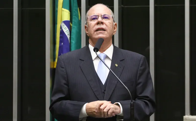 Deputado Hildo Rocha, relator do projeto, discursa ao microfone no plenário da Câmara
