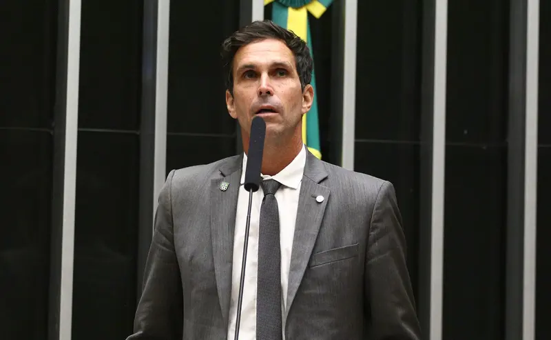 Deputado Luiz Lima, relator do projeto, discursa ao microfone no plenário da Câmara