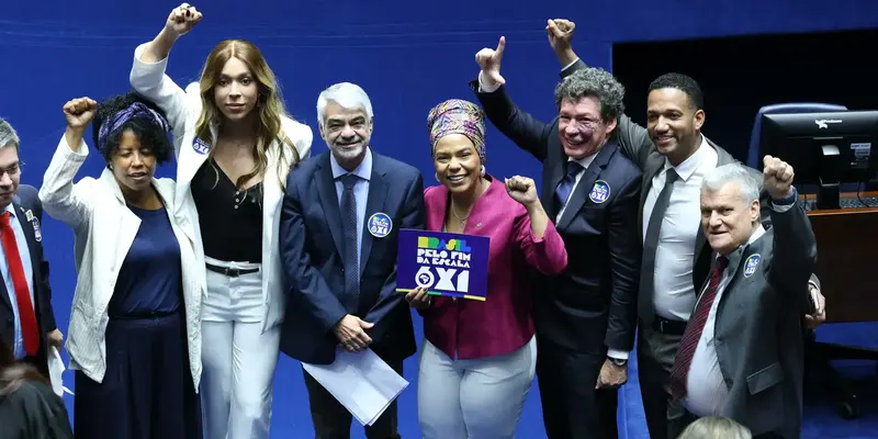 Parlamentares comemoram no plenário do Senado com cartaz pelo fim da escala 6x1