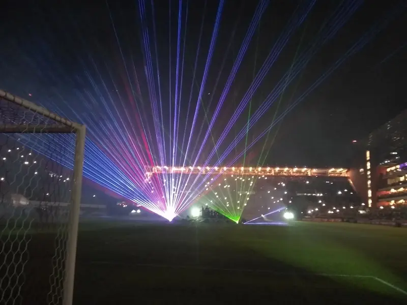 Show de luzes no gramado do estádio Jorge Luis Hirschi, do Estudiantes, na reinauguração em 2019