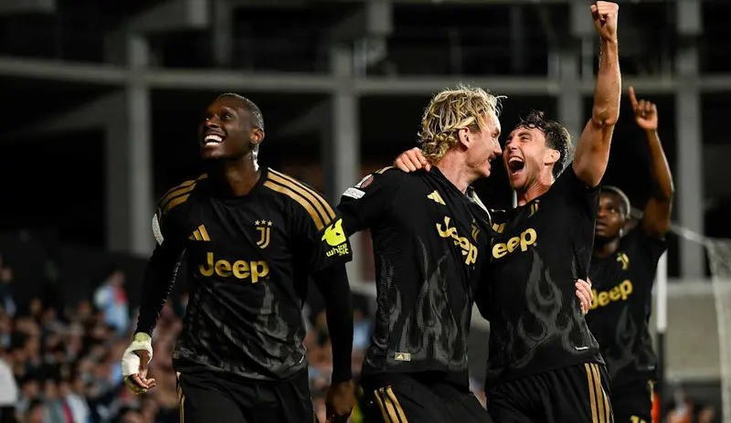 Jogadores da Juventus, de uniforme preto, comemoram gol na vitória por 2 a 1 sobre o Celta, em Vigo, pela Europa League